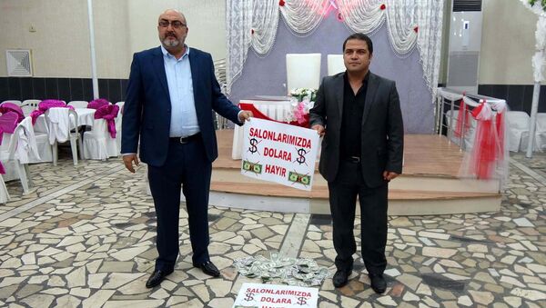 Mersin'in Erdemli ilçesinde Cumhurbaşkanı Erdoğan'ın vatandaşlara 'Elinizdeki dolarları bozdurun' çağrısı üzerine düğün salonu sahipleri de başlattığı kampanya ile destek verdi. - Sputnik Türkiye