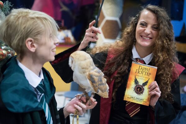 İngiliz yazar J.K Rowling’in ilk 7 kitabı satış rekorları kıran Harry Potter serisinin yeni kitabı ‘Harry Potter ve Lanetli Çocuk’, Rusya’daki raflarda yerini aldı. - Sputnik Türkiye