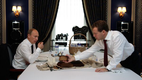 Rusya Devlet Başkanı Vladimir Putin ve Başbakan Dimitriy Medvedev (2010) - Sputnik Türkiye