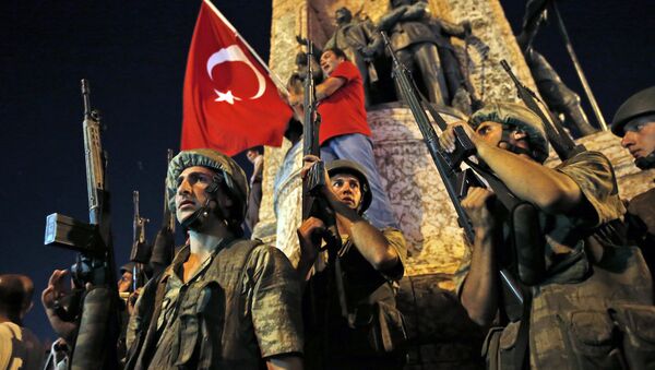 Darbe girişimi gecesi Taksim Meydanı’na çıkan askerler - Sputnik Türkiye