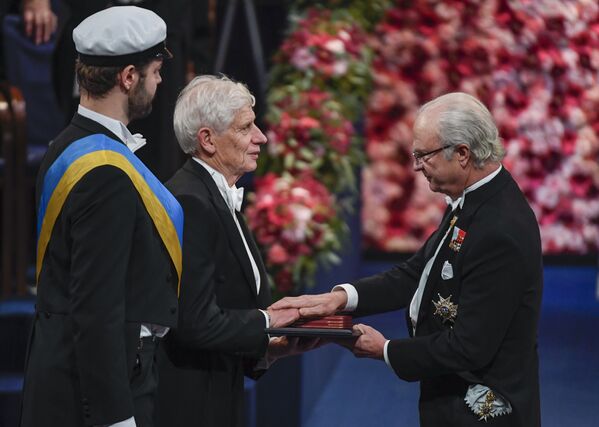 İngiliz bilim insanı David James, Stockholm’deki törende İsveç Kralı 16. Carl’dan Nobel Fizik Ödülü’nü alırken. - Sputnik Türkiye
