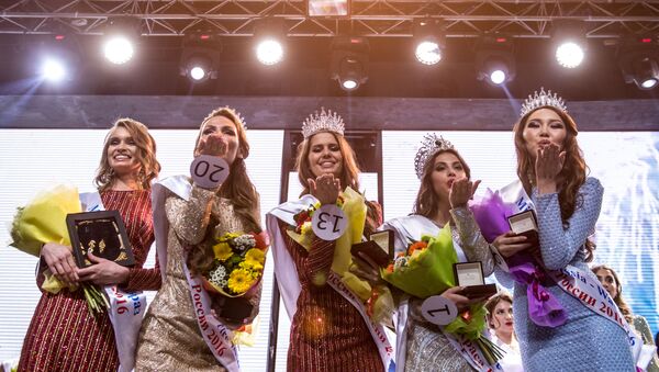 Rusya’nın başkenti Moskova’da dün düzenlenen ‘Rusya Güzeli 2016’ yarışmasında, Rus güzeller podyumun tozunu attırdı. - Sputnik Türkiye