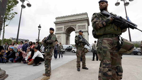 Paris'teki Zafer Takı önünde nöbet tutan Fransız askerleri - Sputnik Türkiye