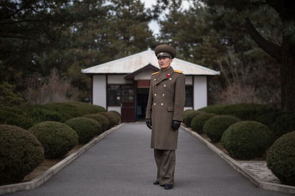 Foto muhabiri Ed Jones, Kuzey Kore’nin başkenti Pyongyang’da çektiği portrelerle ülkedeki insanlar ve günlük yaşama kısa bir bakış atma imkânı sundu. - Sputnik Türkiye