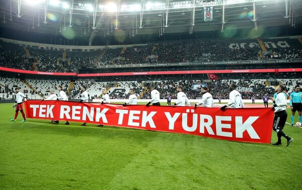 Siyah-beyazlı futbolcular, sahaya üzerinde Tek renk tek yürek yazan pankartla çıktı. - Sputnik Türkiye