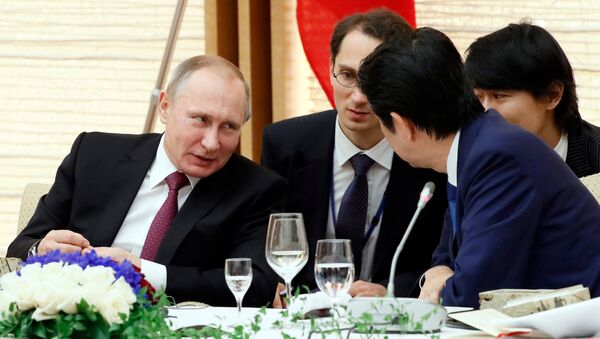 Rusya Dvelet Başkanı Vladimir Putin ve Japonya Başbakanı Şinzo Abe - Sputnik Türkiye