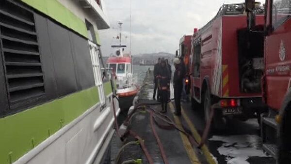 İstanbul Sarayburnu'nda deniz otobüsünden yangın çıktı. - Sputnik Türkiye