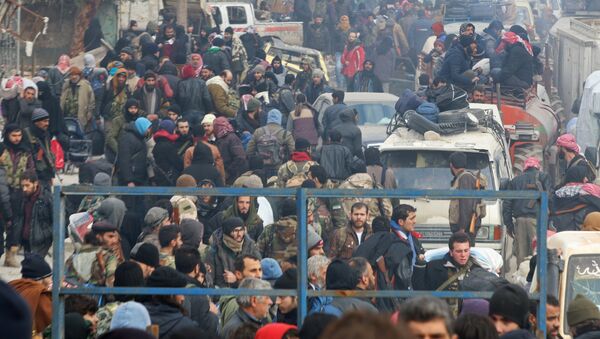 Halep'te tahliye edilmeyi bekleyen militanlar ve siviller - Sputnik Türkiye