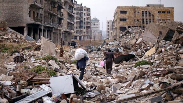 Halep'te insanlar yıkıntılar arasında evlerinden aldıkları eşyalar ile yürüyor - Sputnik Türkiye
