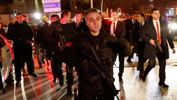 İçişleri Bakanı Süleyman Soylu ve Rus Büyükelçi Karlov'un öldürüldüğü bölgede geniş güvenlik önlemleri alan polis. - Sputnik Türkiye