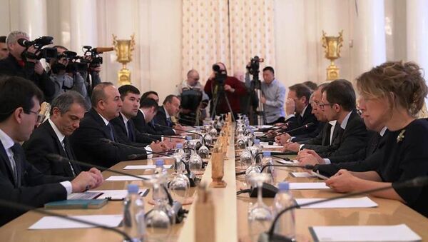Rusya Dışişleri Bakanı Lavrov, Türkiye Dışişleri Bakanı Mevlüt Çavuşoğlu ve İran Dışişleri Bakanı Muhammed Cevad Zarif'le bir araya geldiği üçlü zirvede bir araya geldi. - Sputnik Türkiye