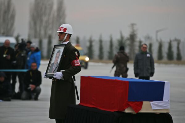 Bir merasim kıtası askeri, tören boyunca Karlov'un fotoğrafını taşıdı. - Sputnik Türkiye