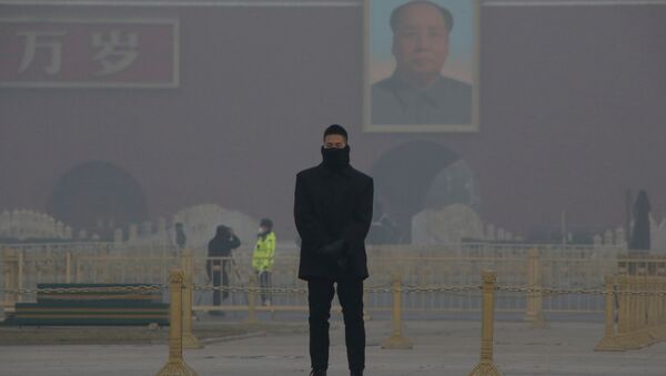 Pekin'deki Tiananmen meydanında kirli hava kütlesi altında nöbet tutan bir güvenlik görevlisi - Sputnik Türkiye
