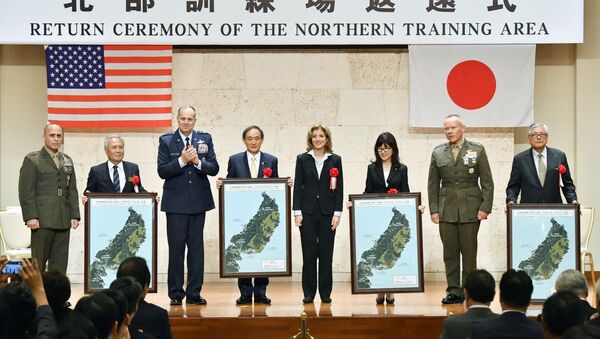 ABD, Japonya'nın Okinawa eyaletindeki askeri üssünden 40 bin dönümlük alanı Tokyo hükümetine törenle devretti. - Sputnik Türkiye