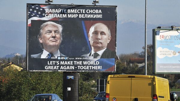 Rusya Devlet Başkanı Vladimir Putin ve ABD'nin 45. Başkanı Donald Trump'ın fotoğraflarının yer aldığı bir reklam panosu - Sputnik Türkiye