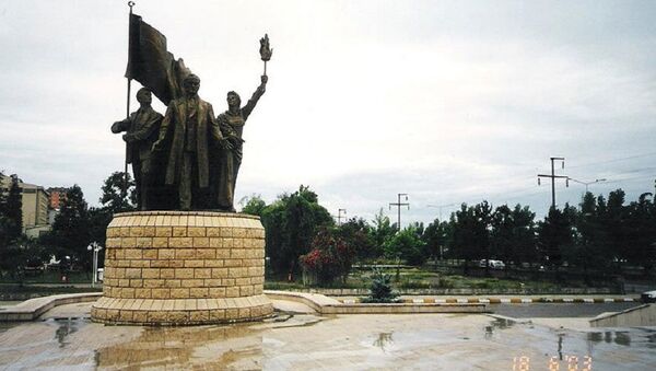 Sivas'ta Cumhuriyet'in 75. yılı için yapılan ve 2005 yılında kaldırılan Atatürk anıtı - Sputnik Türkiye