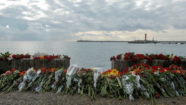 Uçak kazasında ölenlerin anısına Soçi'de bırakılan çiçekler - Sputnik Türkiye
