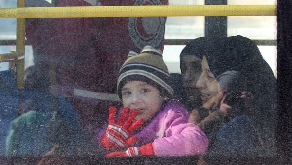 Doğu Halep'ten tahliye edilen Suriyeli bir çocuk - Sputnik Türkiye