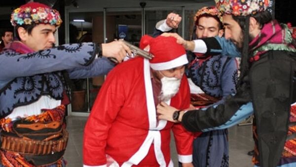 Noel Baba'nın başına silah dayadılar - Sputnik Türkiye