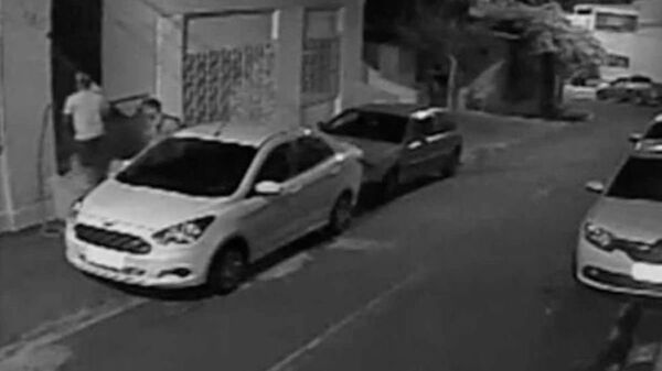 Amiridis'i öldüren Oliveir ve kuzeninin, Amiridis'in evinin önünde olduğunu gösteren güvenlik kamerası kayıtları - Sputnik Türkiye