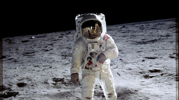 Apollo 11 görevi sırasında Ay'ın yüzeyinde yürüyen ABD'li astronot Buzz Aldrin - Sputnik Türkiye