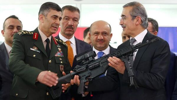 Milli Savunma Bakanı Fikri Işık, Makina ve Kimya Endüstrisi Kurumu (MKEK) Silah Fabrikası'ndaki Milli Piyade Tüfeği'nin (MPT-76) teslim töreninde yaptığı konuşmada, silahın yapımında emeği olanlara teşekkürlerini sundu. - Sputnik Türkiye