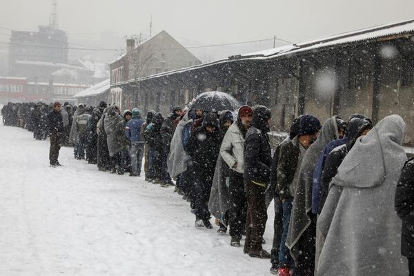 Yardım kuruluşu Sınır Tanımayan Doktorlar Derneği’nin (MSF) çok sayıda sığınmacının soğuktan öldüğü yönündeki açıklaması da durumun boyutunu gözler önüne serdi. - Sputnik Türkiye