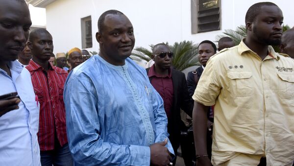 Gambian president-elect Adama Barrow (C), flanked by his supporters arrives at a hotel in Banjul, for a meeting with four African heads of state on December 13, 2016 - Sputnik Türkiye