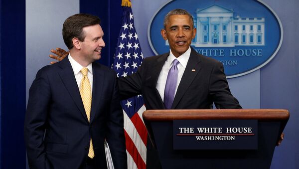ABD Başkanı Barack Obama ve Beyaz Saray Sözcüsü Josh Earnest - Sputnik Türkiye