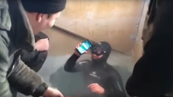 Rusya'da dalgıç çalışır durumdaki iPhone 7'yi 13 saat sonra gölden çıkardı - Sputnik Türkiye