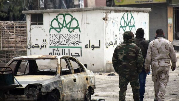 Suriye askerlerinin geri aldığı Halep'teki bir binanın duvarında yer alan Ahrar'uş Şam amblemi - Sputnik Türkiye