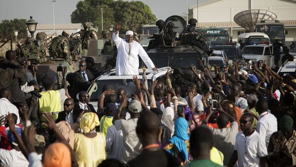 Gambiya'nın yeni Devlet Başkanı Adama Barrow ülkesine döndü. - Sputnik Türkiye