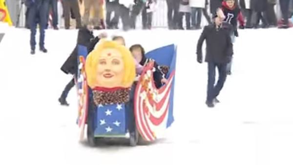 Rusya’da gerçekleştirilen bir kızak yarışında ABD seçimlerinin galibi ‘Donald Trump’lar mağlubiyete uğrayan Hillary Clinton biçiminde bir kızakla kaydı. - Sputnik Türkiye
