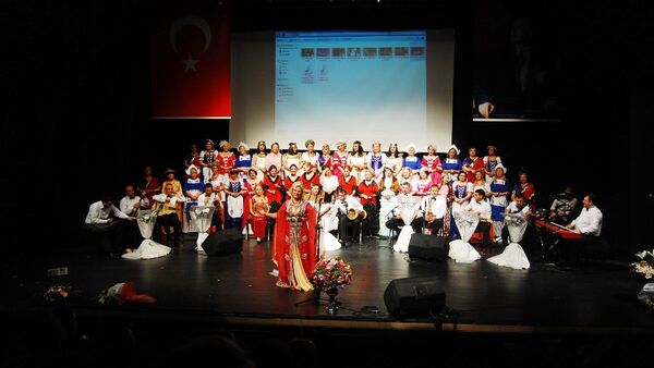 Nilüfer Kadın Korosu, şarkılarını Kızıl Ordu Korosu için söyledi. - Sputnik Türkiye