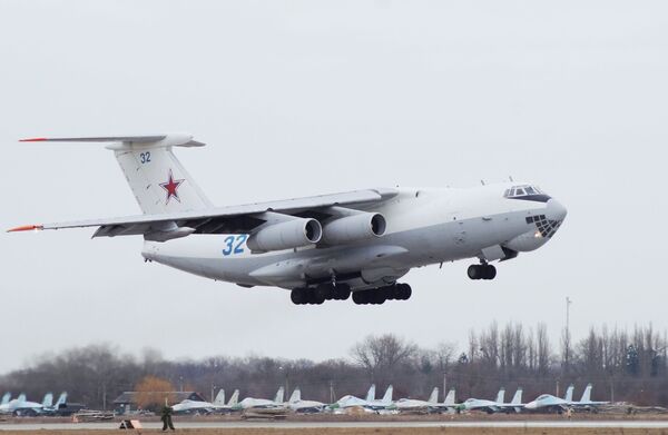 Il-78 yakıt ikmal uçağı, antrenman sırasında havalanıyor. - Sputnik Türkiye