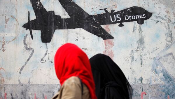 Yemen'de kadınlar drone çizimlerine bakıyor - Sputnik Türkiye
