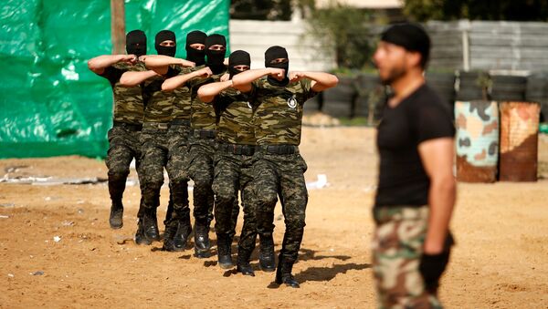 Gazze'de Hamas'a bağlı Filistin Ulusal Güvenlik Güçleri üyeleri askeri mezuniyet töreninde yeteneklerini sergiliyor - Sputnik Türkiye