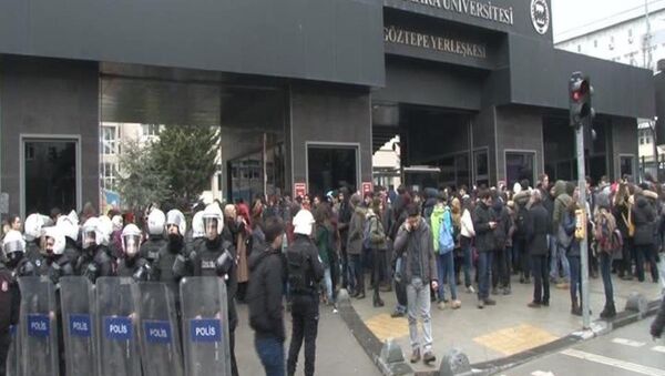 Marmara Üniversitesi önünde akademisyenlerin ihracını protesto eden gruba, ülkücü grup saldırdı - Sputnik Türkiye