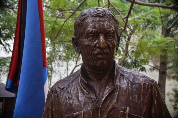 Kübalı heykeltraş Jose Villa Soberon tarafından yapılan heykel 1.80 metre yüksekliğinde. Heykel Marquez'in ölçülerine sadık kalınarak 'gerçek boyutlu' olarak yapıldı. - Sputnik Türkiye