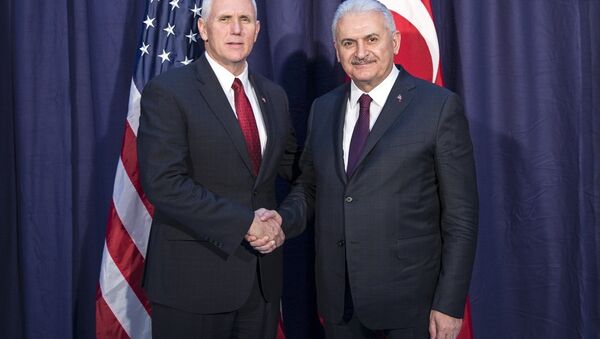 ABD Başkan Yardımcısı Mike Pence ve Başbakan Binali Yıldırım - Sputnik Türkiye