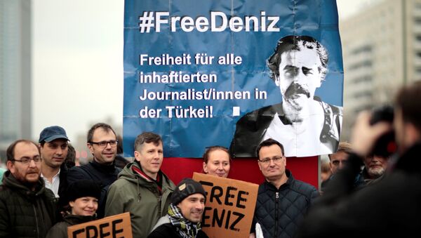 Die Welt muhabiri Deniz Yücel'in gözaltına alınması Berlin'de protesto edildi - Sputnik Türkiye