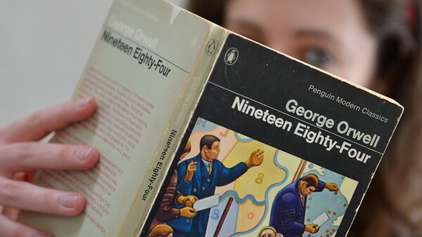 George Orwell'in 1984 adlı romanı - Sputnik Türkiye