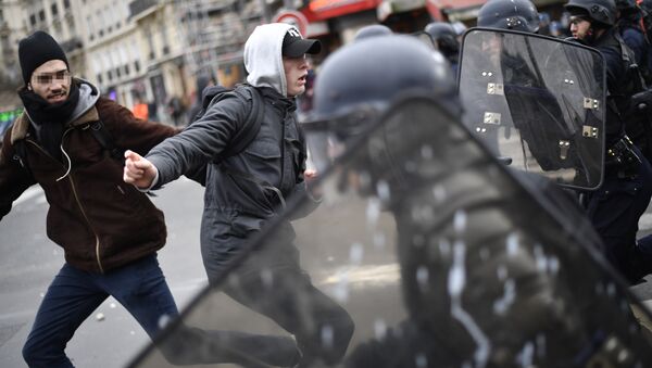 Paris'te polis şiddetine karşı protesto - Sputnik Türkiye