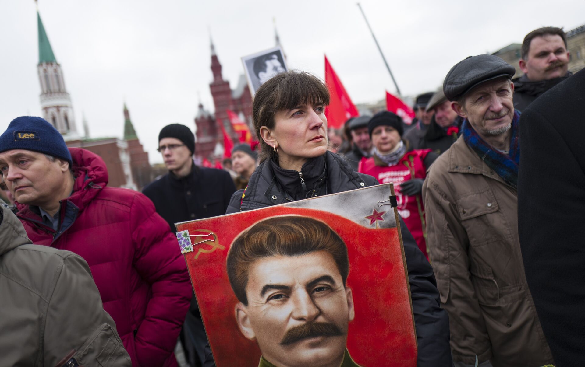 Судьба россии сегодня. Митинг у портрета Сталина. Сталинисты. Православный сталинизм. Люди с портретом Сталина.