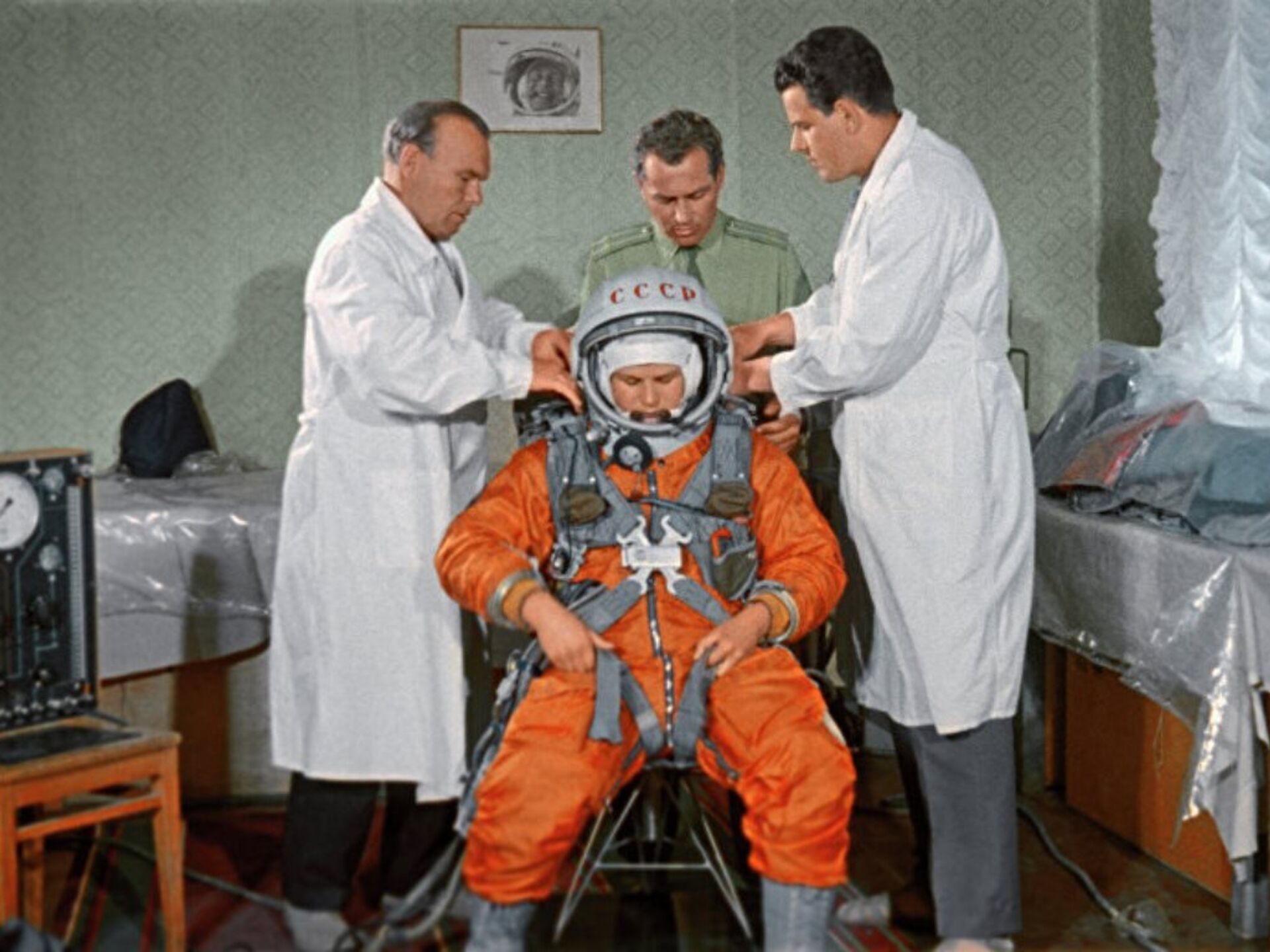 Скафандр первых космонавтов. Терешкова космонавт полет.