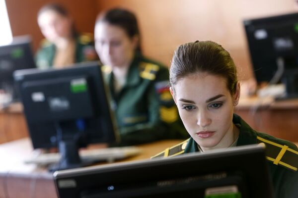 St Petersburg Askeri Uzay Akademisi'nin kız öğrencileri - Sputnik Türkiye