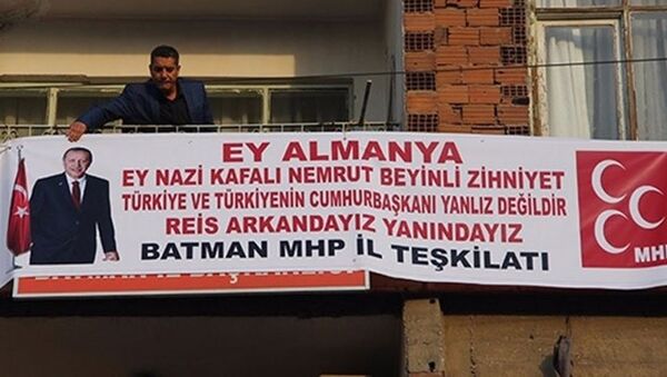 MHP'den Erdoğan için 'Reis Arkandayız' pankartı - Sputnik Türkiye