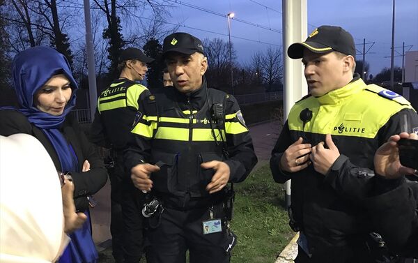 Hollanda polisi, Aile ve Sosyal Politikalar Bakanı Fatma Betül Sayan Kaya'nın konvoyunu durdurdu - Sputnik Türkiye