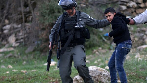 İsrail polisi Ramallah'ta göstericilere müdahale ediyor - Sputnik Türkiye