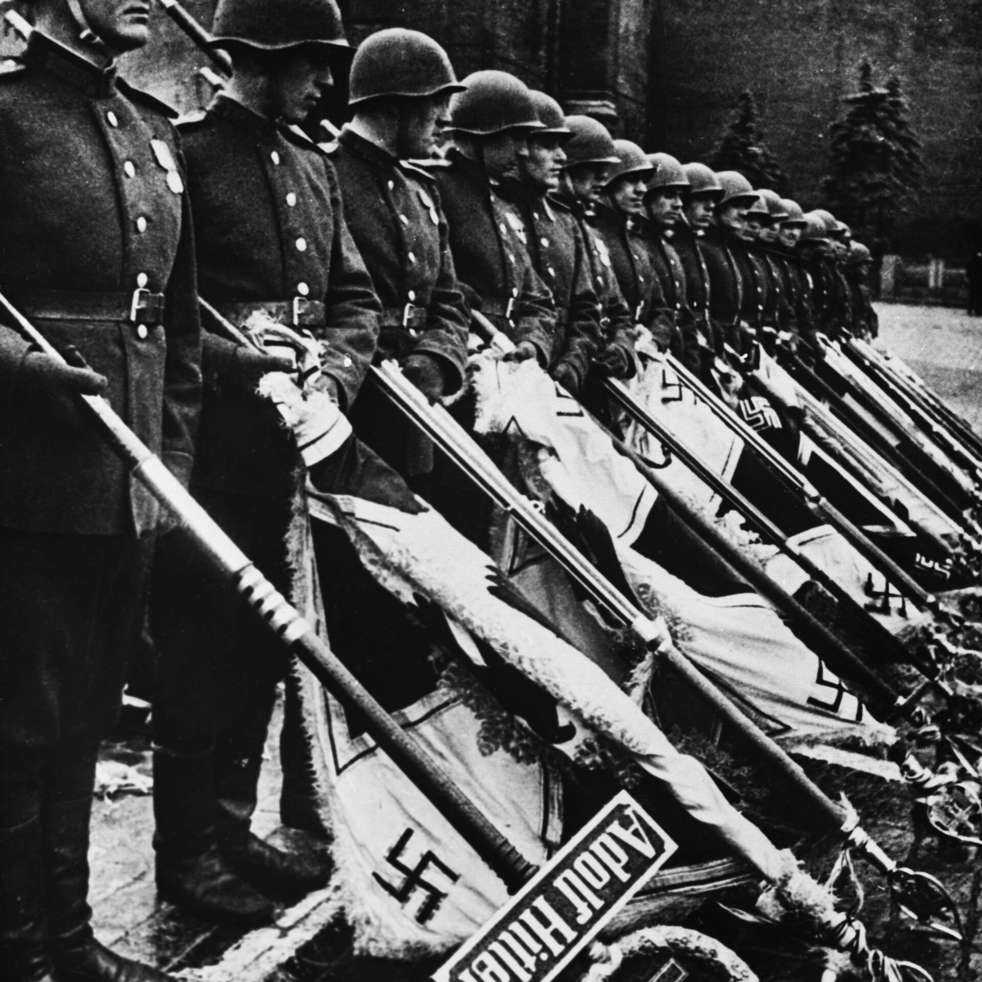 1945 год победа над фашистской германией. Парад Победы 1945 Знамёна к мавзолею. Парад Победы 24 июня 1945 года фашистские знамена. Парад Победы 1945 фашистские знамена. Немецкие флаги у мавзолея 1945.
